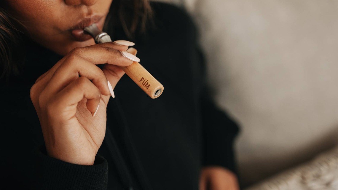 I Tested FÜM, the Nicotine Free "Flavored Air" Device, as a Way to Break the Smoking Habit 