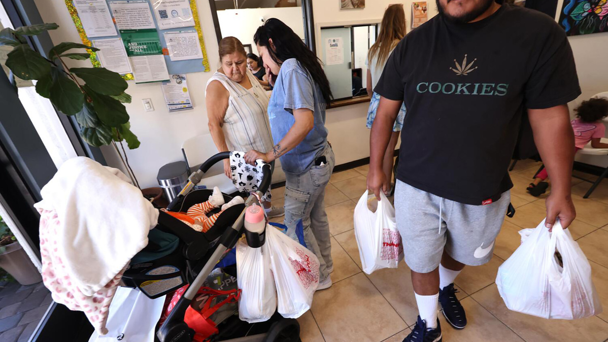 SNAP recipients collect their weekly bags of food from the Toberman Neighborhood Center in Los Angeles' San Pedro neighborhood on Oct. 28, 2025. (Genaro Molina/Los Angeles Times/TNS)