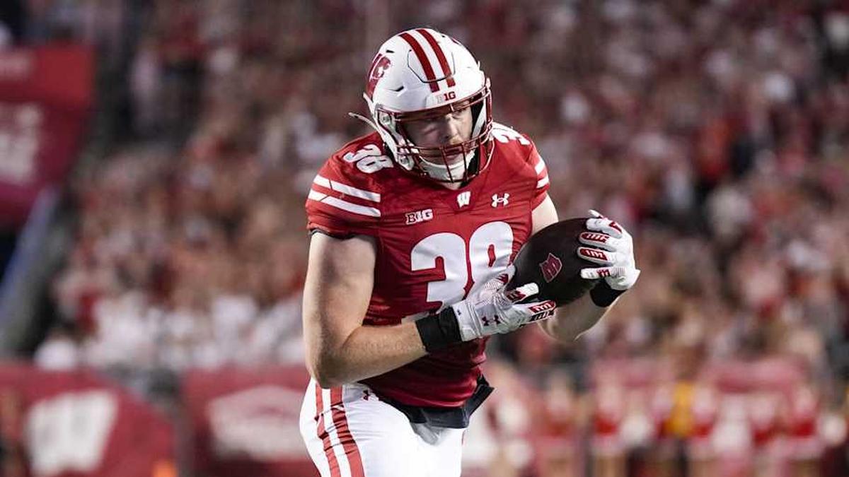  Aug 30, 2024; Madison, Wisconsin, USA; Wisconsin Badgers tight end Tucker Ashcraft (38) during the game against the Western Michigan Broncos at Camp Randall Stadium. Mandatory Credit: Jeff Hanisch-Imagn Images | Jeff Hanisch-Imagn Images 