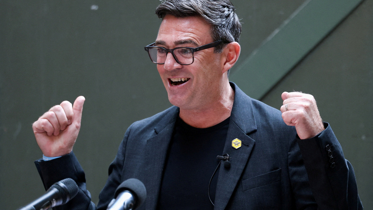FILE PHOTO: Andy Burnham, British member of parliament (MP) for Makerfield, delivers a speech at the People's History Museum in Manchester, Britain, June 29, 2026. REUTERS/Temilade Adelaja/File Photo