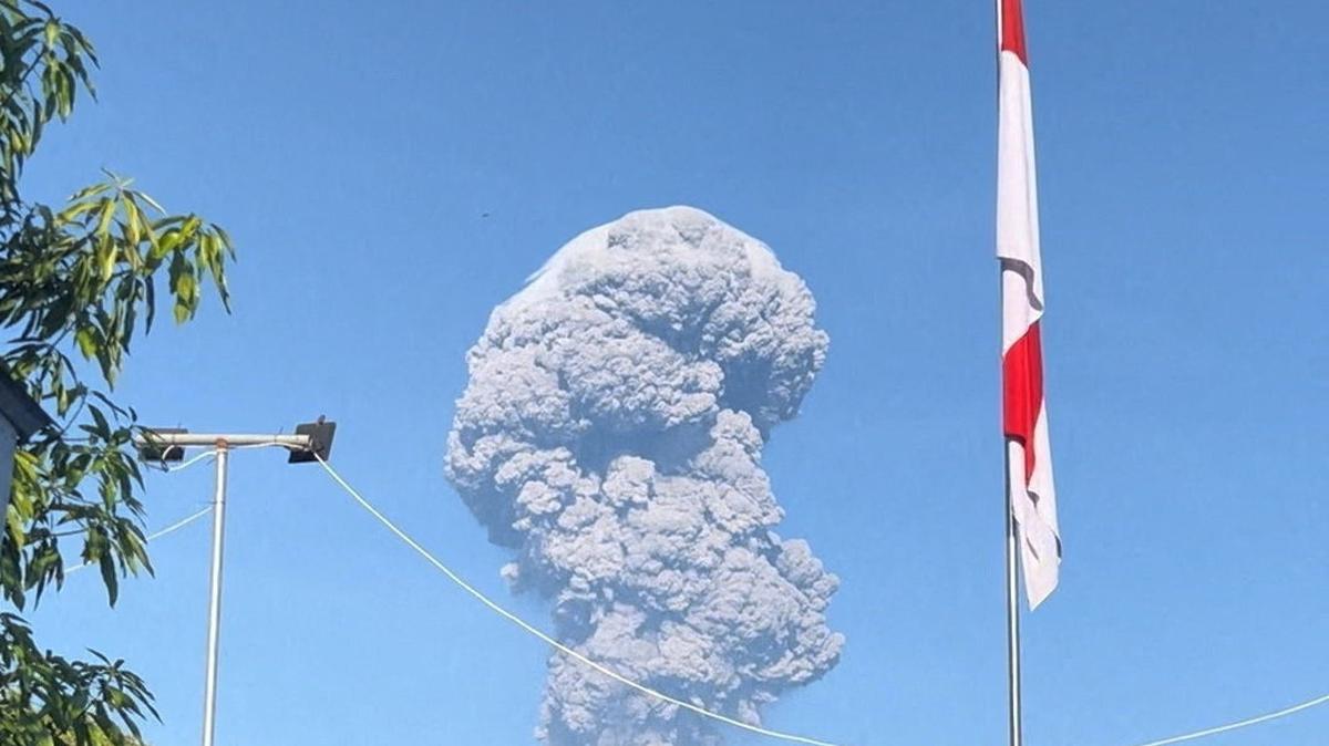 FILE PHOTO: People watch as smoke rises after the eruption of Mount Dukono in North Halmahera Regency, North Maluku, Indonesia, May 8, 2026, in this screengrab obtained from a social media video. Jhon Frengki Manipa/via REUTERS