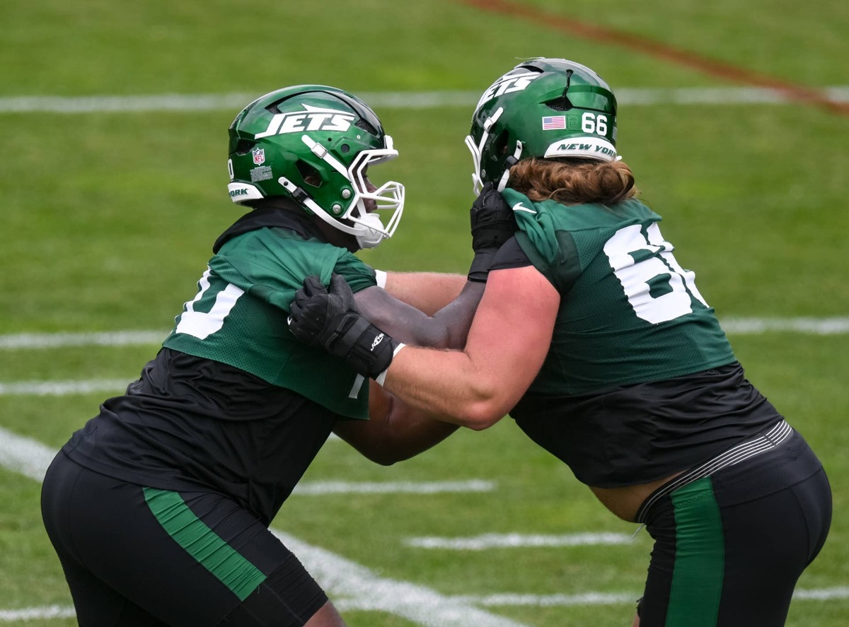  New York Jets offensive tackle Armand Membou (70) and center Joe Tippmann (66) © John Jones-Imagn Images