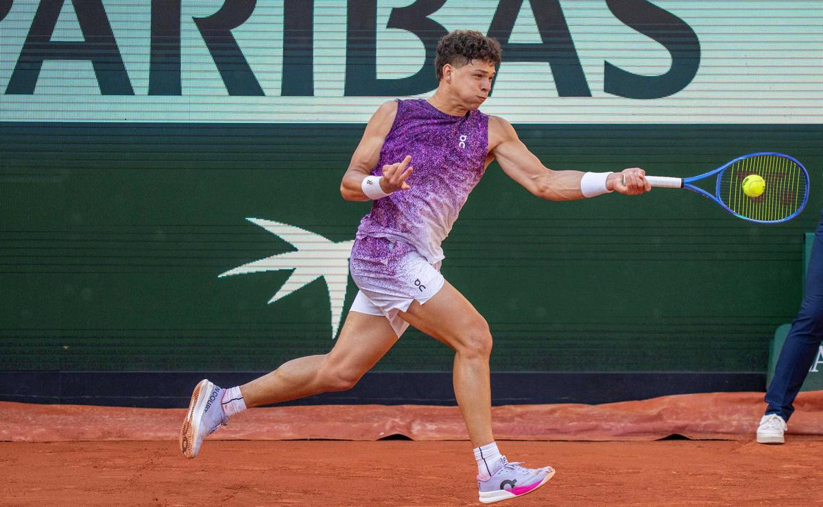  May 25, 2026; Paris, France; Ben Shelton of the United States returns a shot during his first round match against Daniel Merida of Spain (not pictured) on day two at Stade Roland Garros. Mandatory Credit: Susan Mullane-Imagn Images 