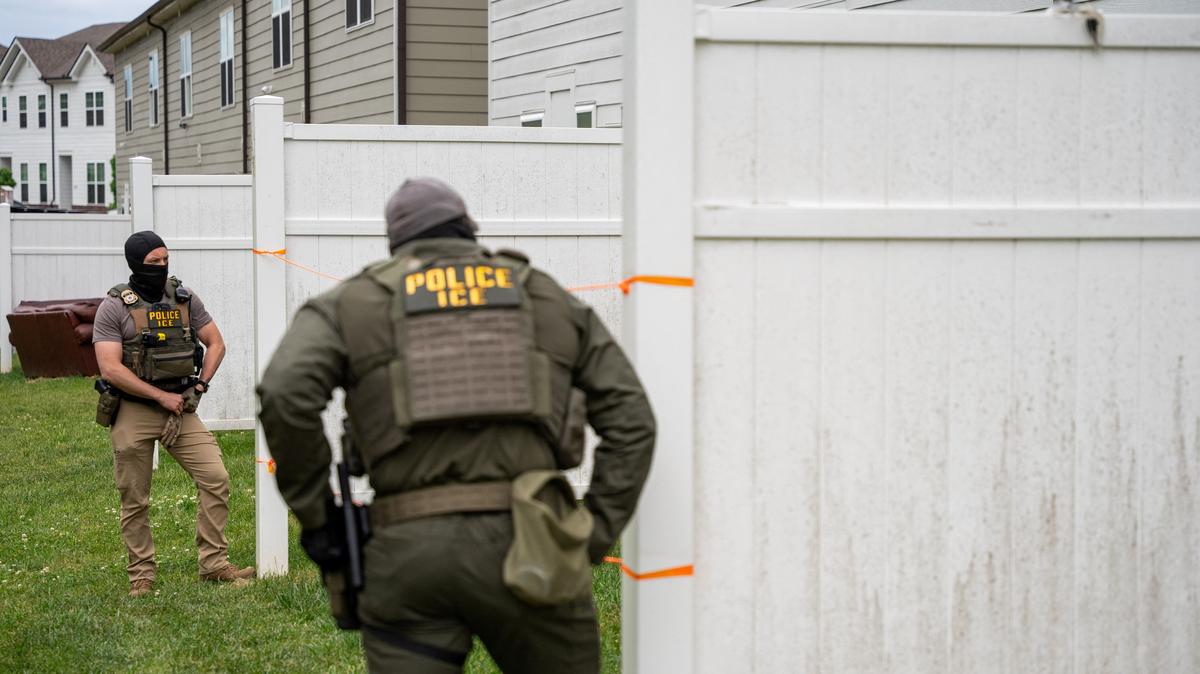 Federal immigration agents conduct operations at an apartment complex in Antioch, Tennessee, April 29.   REUTERS/Seth Herald