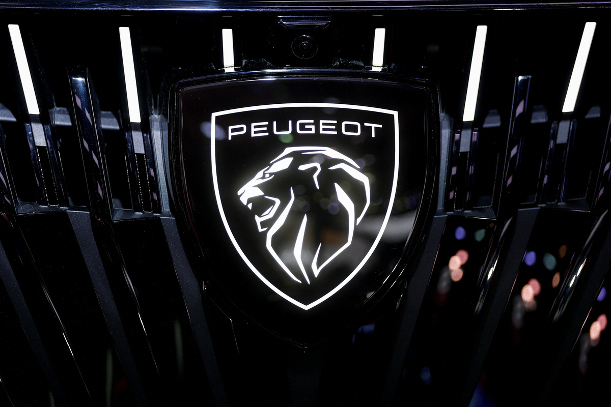 Model blitz at Paris motor show as Europe-China rivalry heats up ...