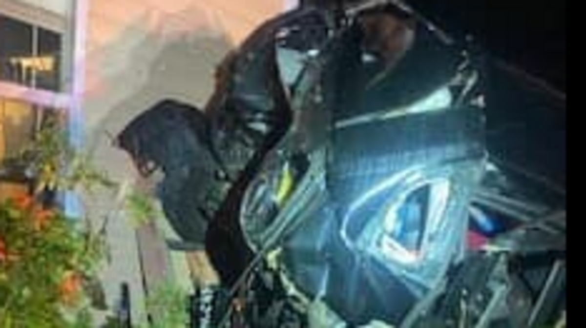 Un hombre de Florida dice que salió apresuradamente de un auto robado segundos antes de que un tren lo arrojara contra una casa cercana. Los residentes resultaron ilesos y el sujeto fue arrestado, informaron las autoridades.