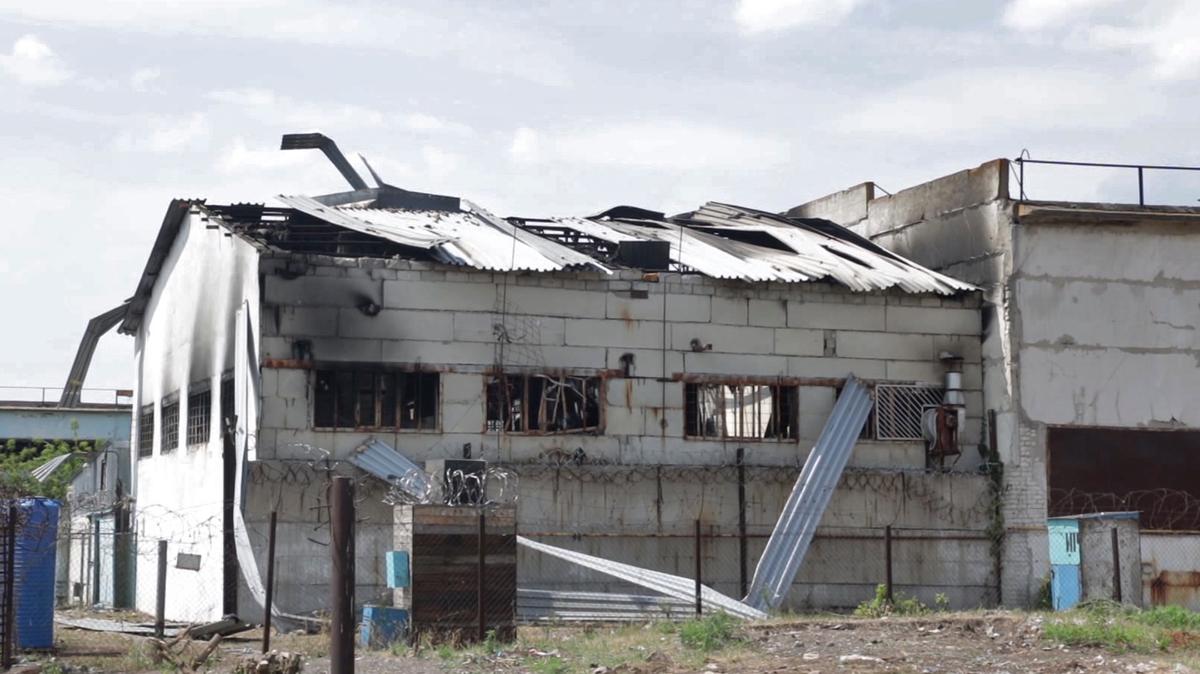 En esta foto tomada de un video, una vista de un cuartel destruido en una prisión en Olenivka, en un área controlada por las fuerzas separatistas respaldadas por Rusia, en el este de Ucrania, el viernes 29 de julio de 2022. Rusia y Ucrania se acusaron mutuamente el viernes de bombardear un prisión en una región separatista del este de Ucrania, un ataque que supuestamente mató a decenas de prisioneros militares ucranianos que fueron capturados después de la caída de la ciudad portuaria sureña de Mariupol en mayo. (Foto AP)