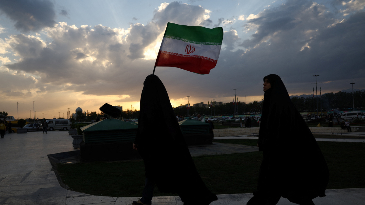 An Iranian woman holds Iran's flag during a rally in Tehran, Iran, April 29, 2026. Majid Asgaripour/WANA (West Asia News Agency) via REUTERS