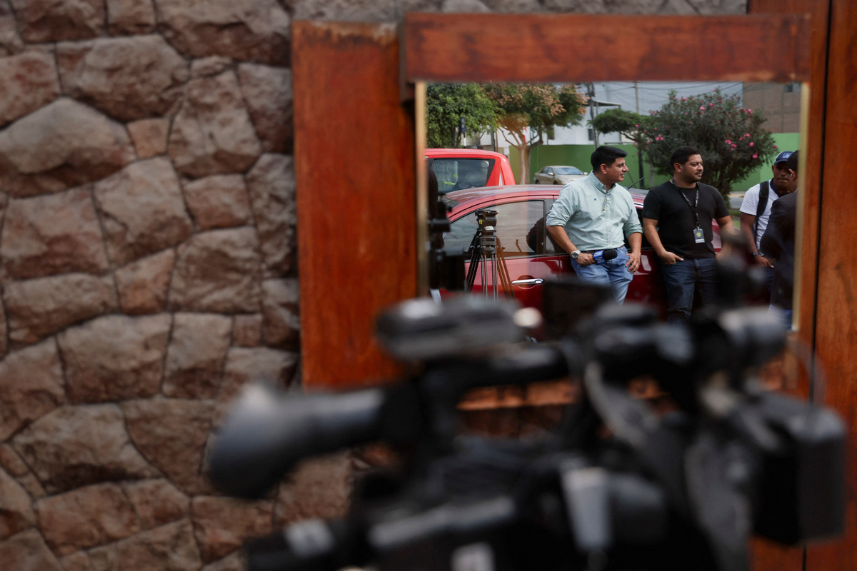 Media members work outside the headquarters of the Popular Force political party, as vote counting continues in the presidential runoff, in Lima, Peru, June 9, 2026. REUTERS/Alessandro Cinque