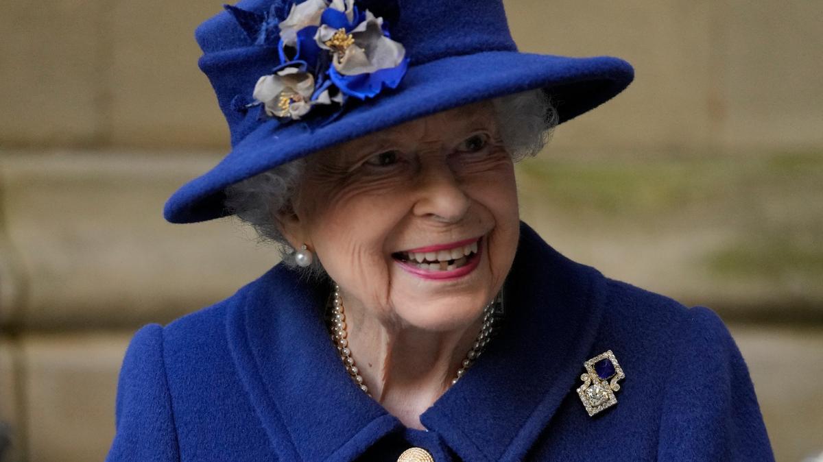 ARCHIVO – La reina Isabel II sonríe al salir de una misa de acción de gracias para celebrar el centenario de la Legión Británica real en la Abadía de Westminster en Londres el 12 de octubre de 2021. La reina Isabel II, la monarca con el reinado más largo de Gran Bretaña y una roca de estabilidad en buena parte de un siglo turbulento, ha muerto. Tenía 96 años. El Palacio de Buckingham anunció su deceso el jueves 8 de septiembre de 2022. (Foto AP/Frank Augstein, Pool, archivo)