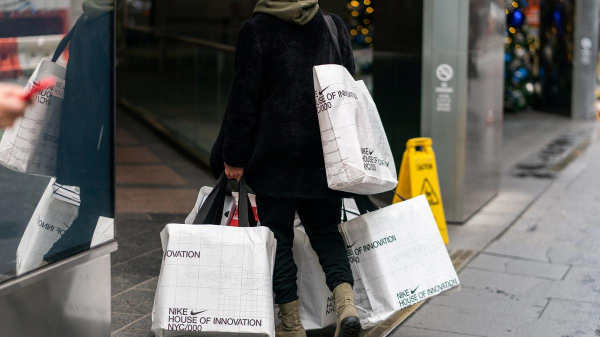A shopper carries shopping bags on the 5th Avenue during Black Friday sales in the Manhattan borough of New York City, New York, U.S., November 26, 2021. REUTERS/Jeenah Moon
