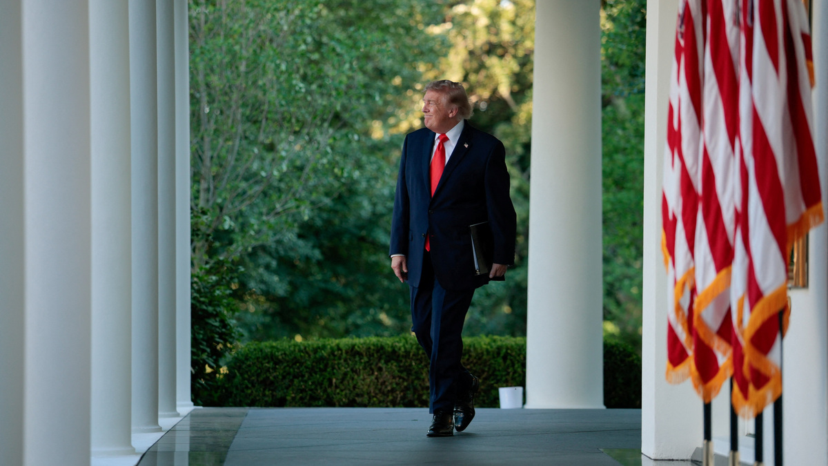U.S. President Donald Trump walks to address guests as he hosts a dinner with farmers in the Rose Garden of the White House in Washington, D.C., U.S., June 25, 2026. REUTERS/Evan Vucci