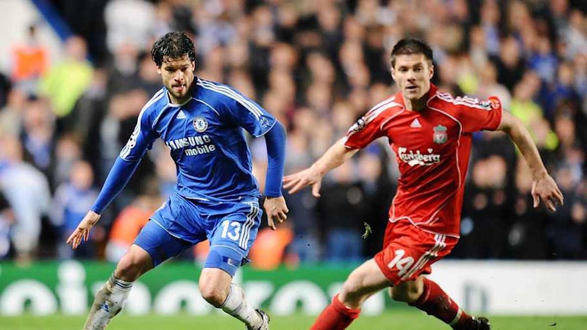  Alonso (right) played against Chelsea numerous times during his career. | IMAGO/Ulmer 