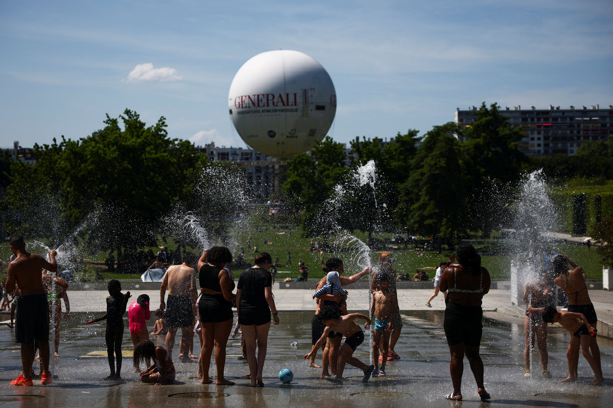 People play in a fountain at the Andre Citroen park as temperatures rise in Paris during a second heatwave affecting a large part of France, June 21, 2026. REUTERS/Sarah Meyssonnier