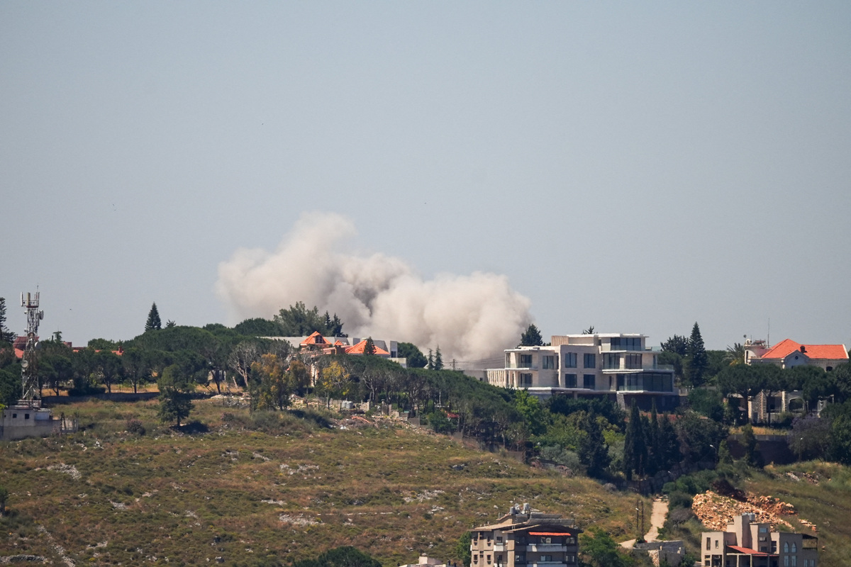 Smoke billows from southern Lebanon, following Israeli strikes, as seen from Nabatieh, Lebanon, June 4, 2026. REUTERS/Stringer