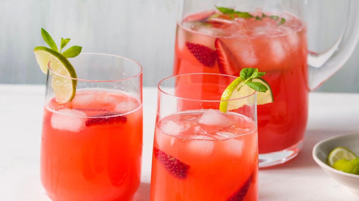 Home-made strawberry lemonade