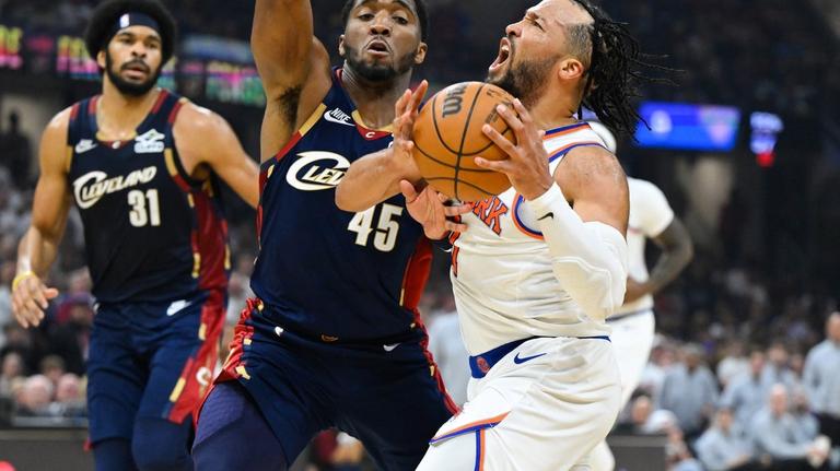 Knicks hammer Cavs again, take 3-0 series lead 