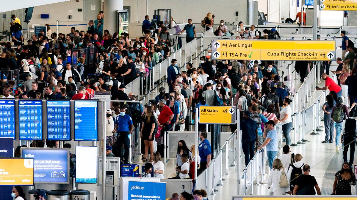 La gente espera en una fila de la TSA en el Aeropuerto Internacional John F. Kennedy el martes 28 de junio de 2022 en Nueva York.