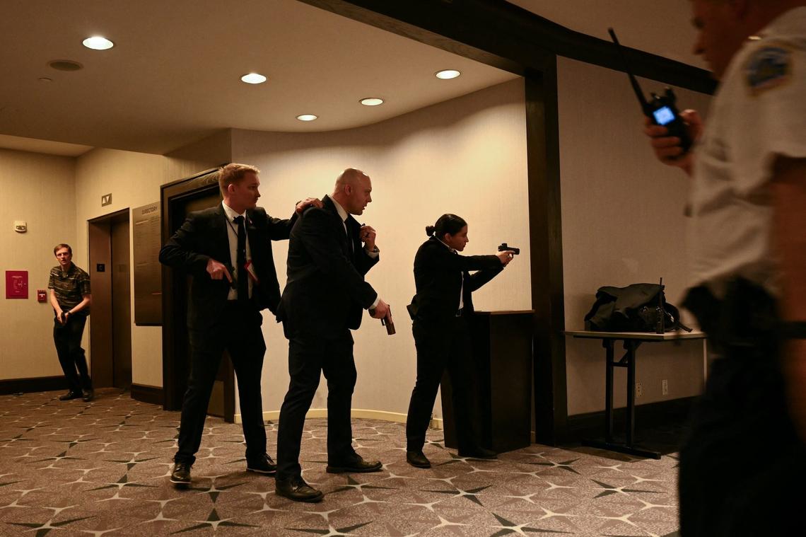Agents draw their guns after loud bangs were heard during the White House Correspondents' dinner.