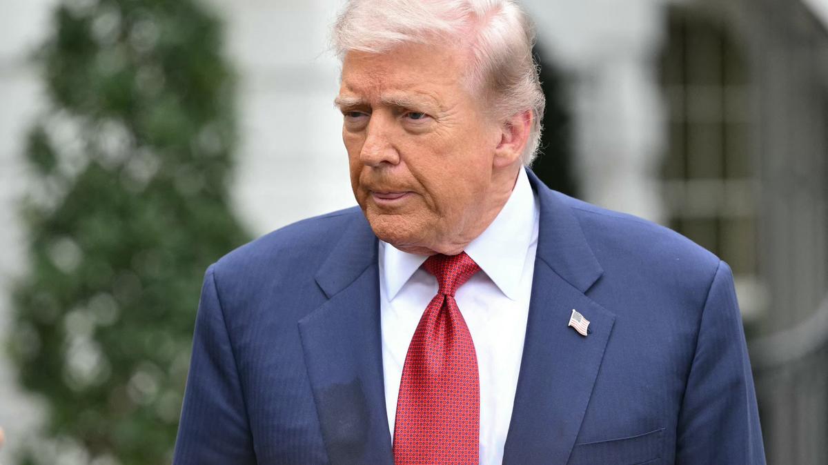 US-POLITICS-TRUMP. US President Donald Trump speaks to journalists as he makes his way to board Marine One before departing from the South Lawn of the White House in Washington, DC on May 8, 2026. 