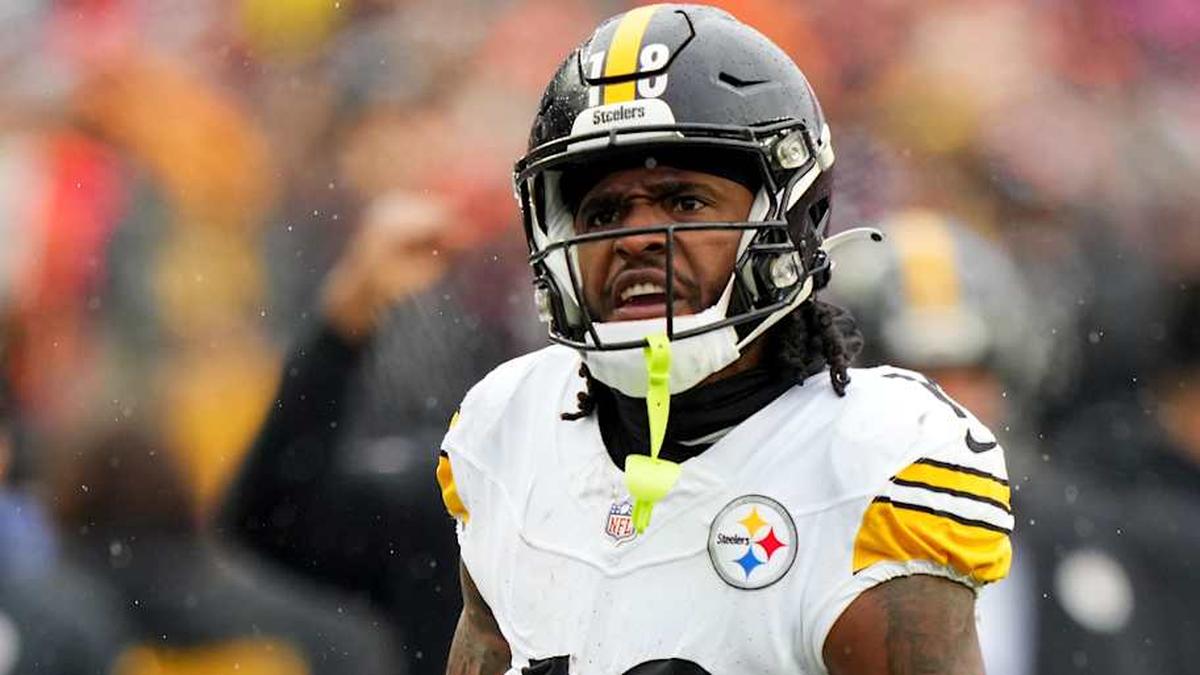  Nov 26, 2023; Cincinnati, Ohio, USA; Pittsburgh Steelers wide receiver Diontae Johnson (18) reacts to play in the first half against the Cincinnati Bengals at Paycor Stadium. Mandatory Credit: Kareem Elgazzar-Imagn Images | Kareem Elgazzar-Imagn Images 