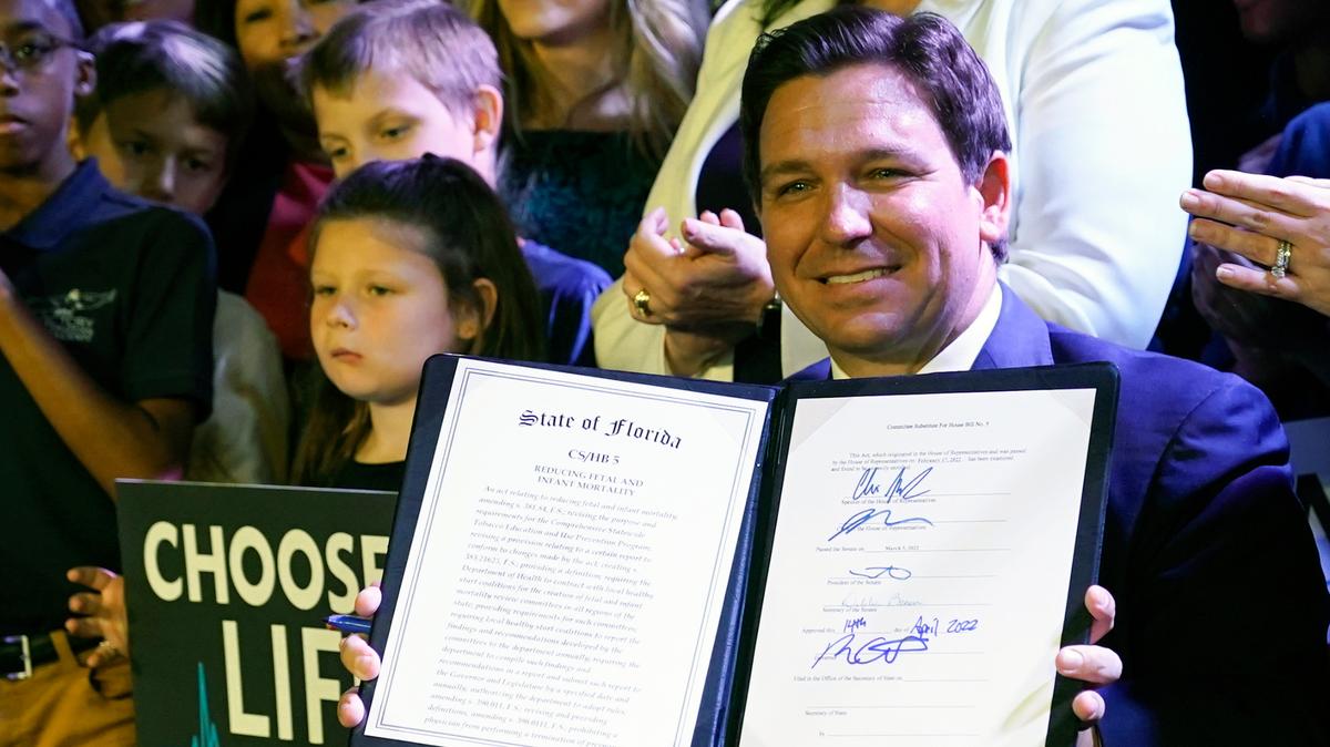 El gobernador Ron DeSantis sostiene la ley de prohibición del aborto después de las 15 semanas de embarazo tras firmarla el 14 de abril de 2022, en Kissimmee, Florida.