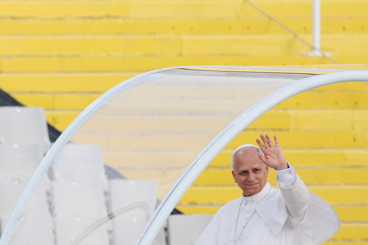 Pope Leo XIV greets the faithful as he arrives in the popemobile for a prayer vigil at the Lluis Companys Olympic Stadium during his apostolic journey in Barcelona, Spain, June 9, 2026. REUTERS/Bruna Casas