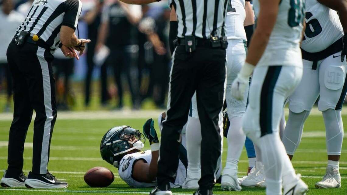 Eagles RB Saquon Barkley (stinger), TE Dallas Goedert (knee) hurt vs. Titans 
