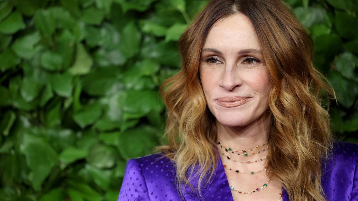 This Viral AI-Envisioned Julia Roberts and Sandra Bullock Beach Movie Isn't Real, but Fans Want It Made ASAP 