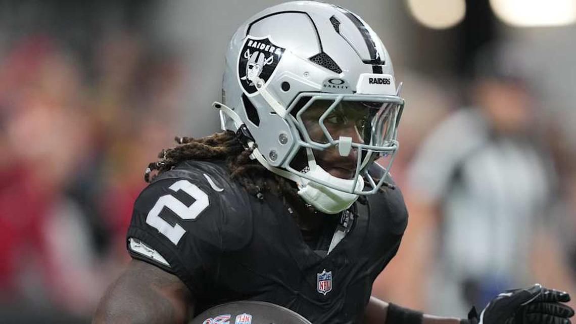  Jan 4, 2026; Paradise, Nevada, USA; Las Vegas Raiders running back Ashton Jeanty (2) carries the ball against the Kansas City Chiefs in the first half at Allegiant Stadium. Mandatory Credit: Kirby Lee-Imagn Images | Kirby Lee-Imagn Images 