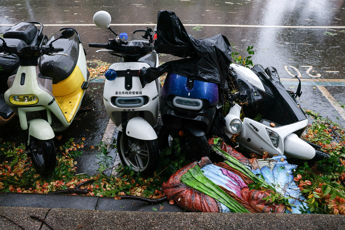 Typhoon Champi sweeps past Taiwan, leaving 1 dead, 500 injured | Kansas ...
