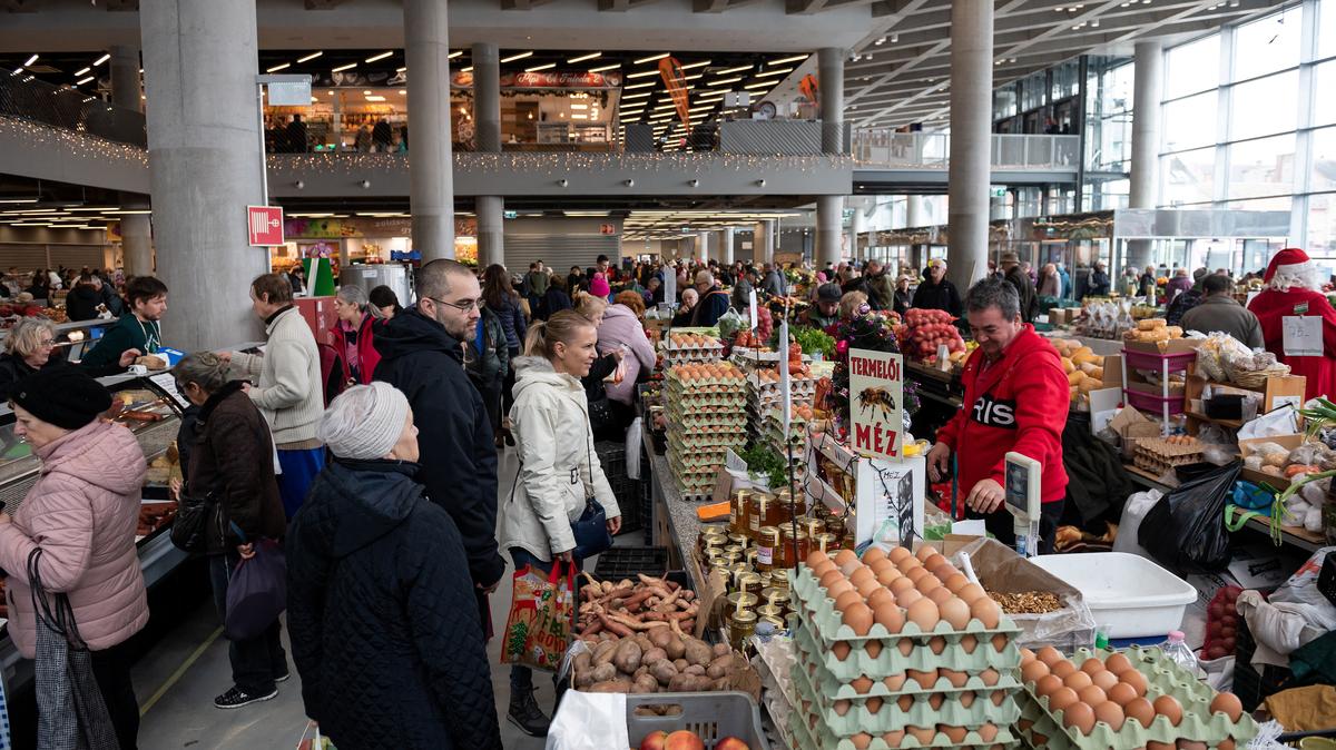 People buy food at a market in Budapest, Hungary, December 3, 2022. REUTERS/Marton Monus