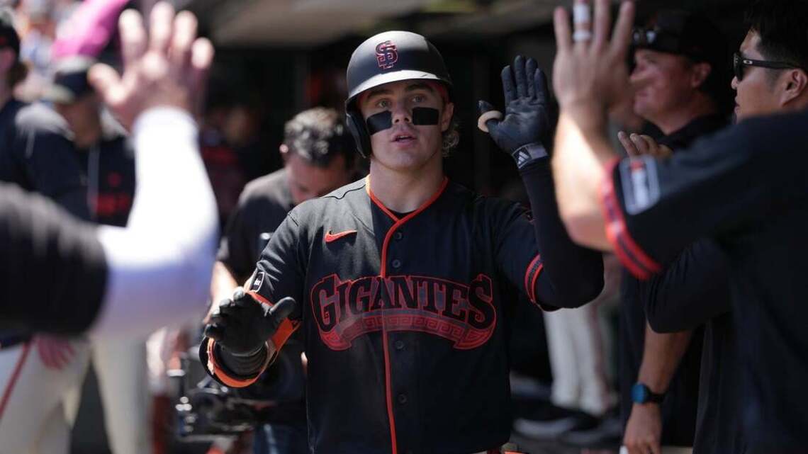 Giants use 6-run fourth inning to blast Rockies 