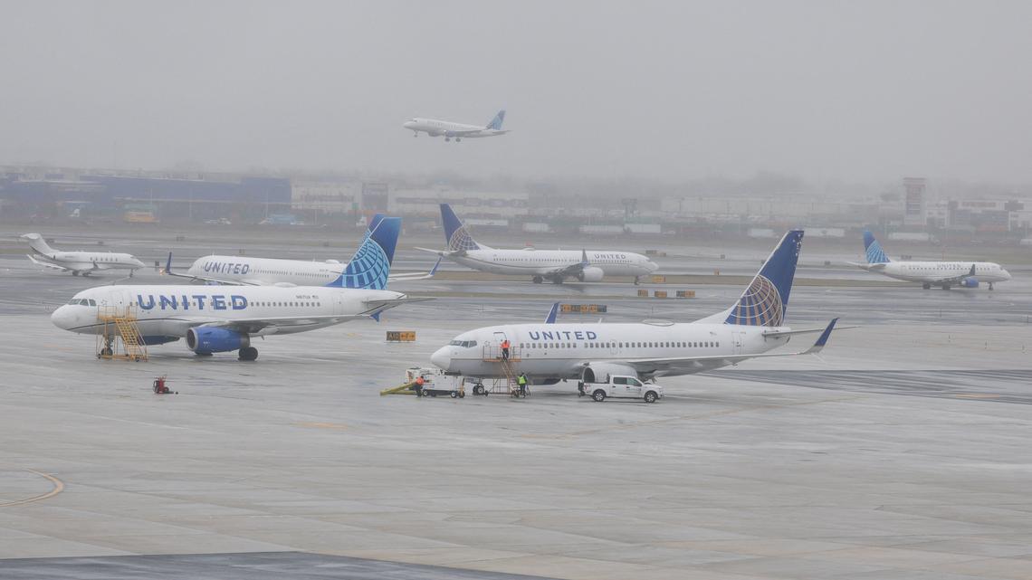 United issued safety bulletin to pilots after plane struck light pole near Newark airport 