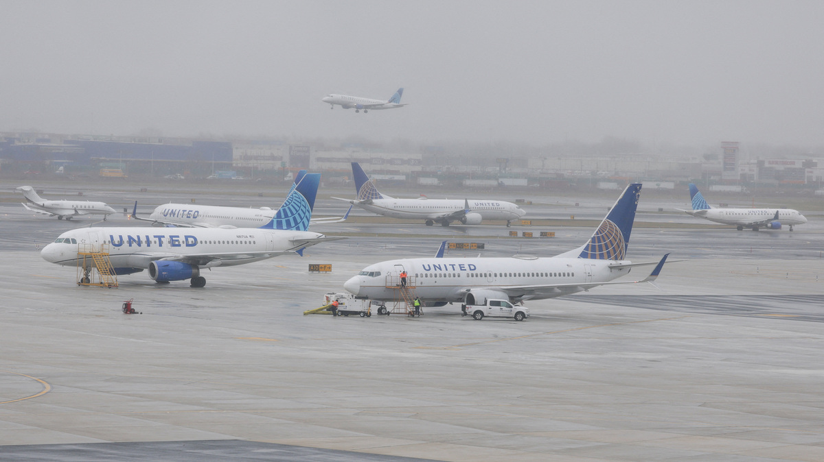 FILE PHOTO: United Airlines planes parked at tarmac, after hundreds of Immigration and Customs Enforcement agents were ordered to deploy to airports to help fill TSA staffing gaps, Newark Liberty International Airport in Newark, New Jersey,  U.S., March 23, 2026. Picture taken through the glass. REUTERS/Jeenah Moon/File Photo