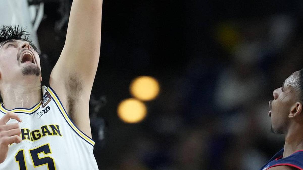  Michigan Wolverines center Aday Mara (15) tips the shot of UConn Huskies forward Tarris Reed Jr. (5) on Monday, April 6, 2026, during the NCAA men's basketball national championship game at Lucas Oil Stadium in Indianapolis. | Grace Hollars/IndyStar / USA TODAY NETWORK via Imagn Images 