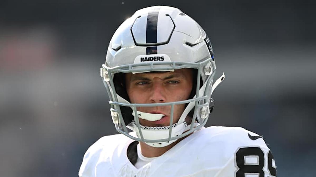  Dec 14, 2025; Philadelphia, Pennsylvania, USA; Las Vegas Raiders tight end Brock Bowers (89) looks on before the game against the Philadelphia Eagles at Lincoln Financial Field. Mandatory Credit: Eric Hartline-Imagn Images | Eric Hartline-Imagn Images 