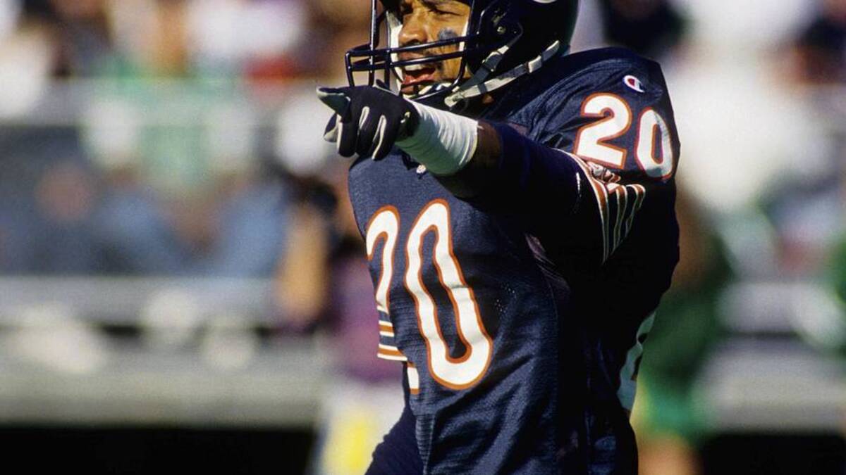  Oct 10, 1993; Philadelphia, PA, USA; FILE PHOTO; Chicago Bears defensive back Mark Carrier (20) prior to the game against the Philadelphia Eagles at Veterans Stadium. Mandatory Credit: Manny Rubio-Imagn Images | Manny Rubio-Imagn Images 