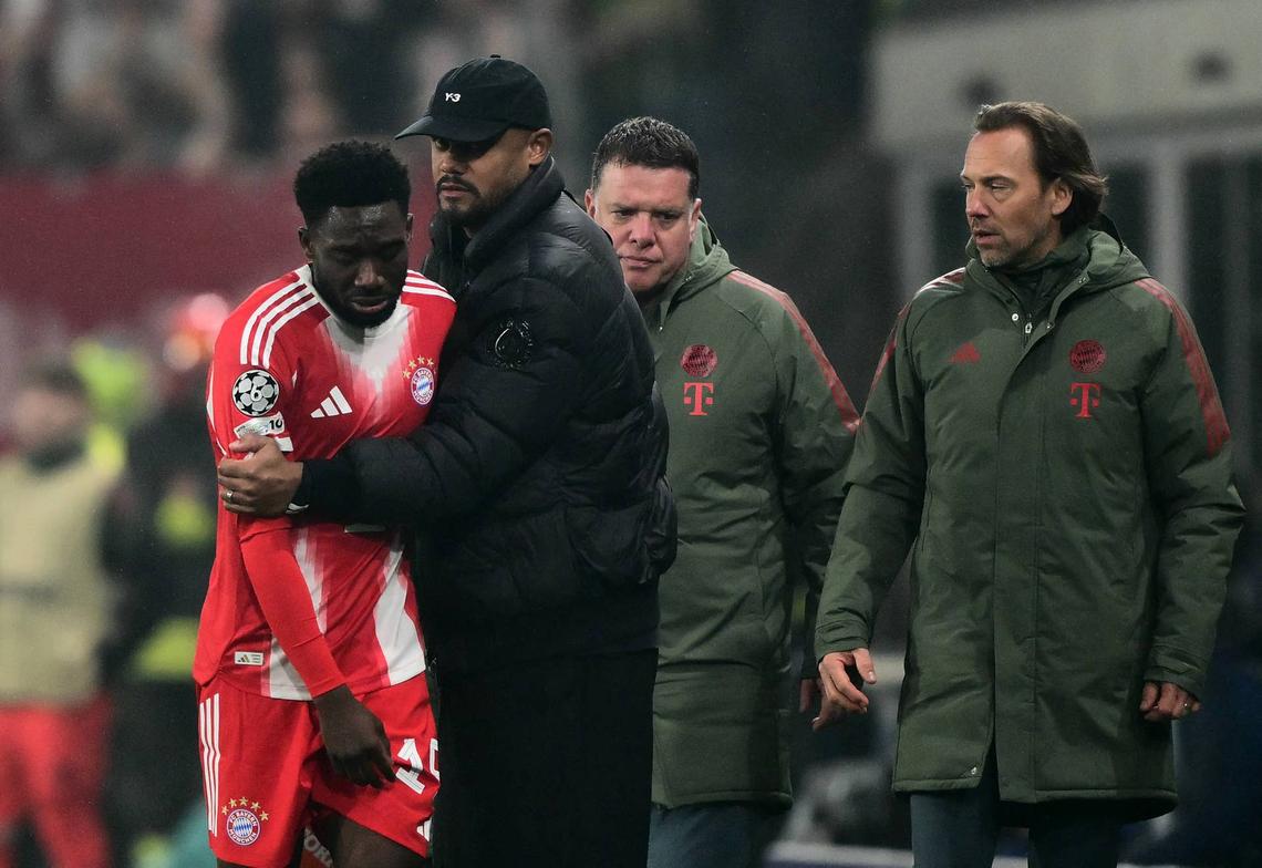  Alphonso Davies is comforted by Bayern Munich's head coach Vincent Kompany as he leaves the pitch during the UEFA Champions League last 16, first leg football match between Atalanta and Bayern Munich. Photo by Marco BERTORELLO / AFP via Getty Images