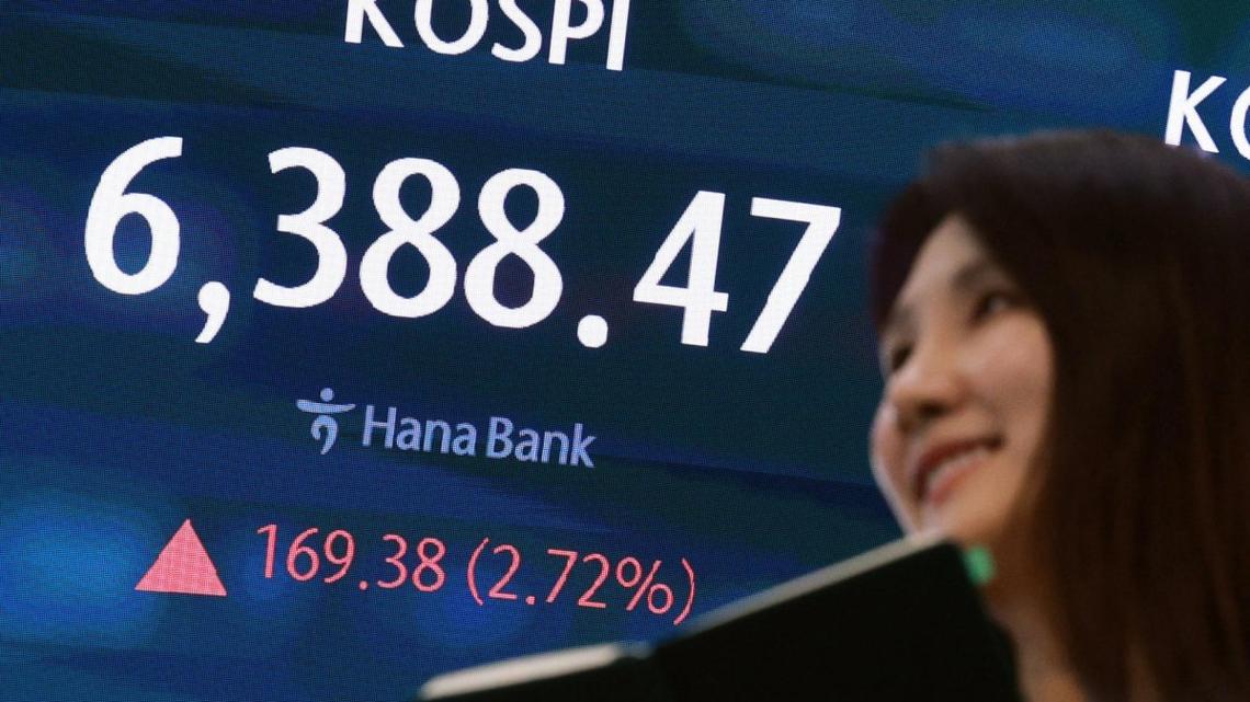 KOSPI sets record peak amid hopes of peace talks, tech rally 