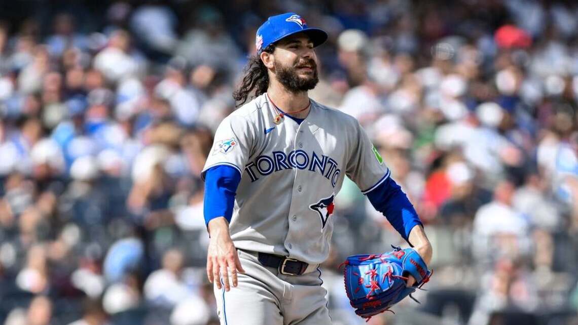 Jays' Dylan Cease takes no-hitter into seventh in win over Yankees 