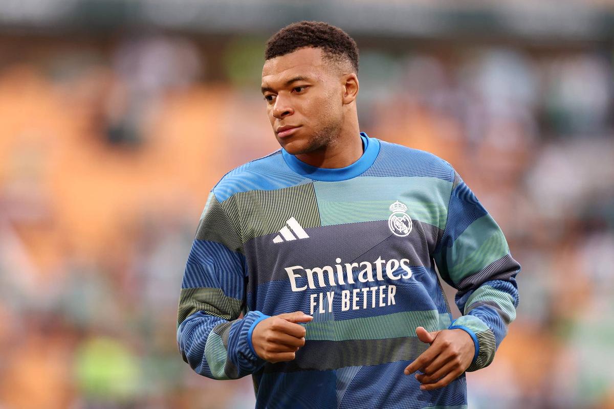  Kylian Mbappe warms up prior to the LaLiga match between Real Betis Balompie and Real Madrid CF. Photo by Fran Santiago/Getty Images