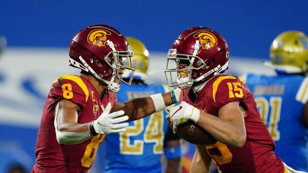  Dec 12, 2020; Pasadena, California, USA; Southern California Trojans wide receiver Drake London (15) celebrates with wide receiver Amon-Ra St. Brown (8) after catching a 9-yard touchdown reception in the fourth quarter against the UCLA Bruins at Rose Bowl. USC defeated UCLA 43-38. | Kirby Lee-Imagn Images 