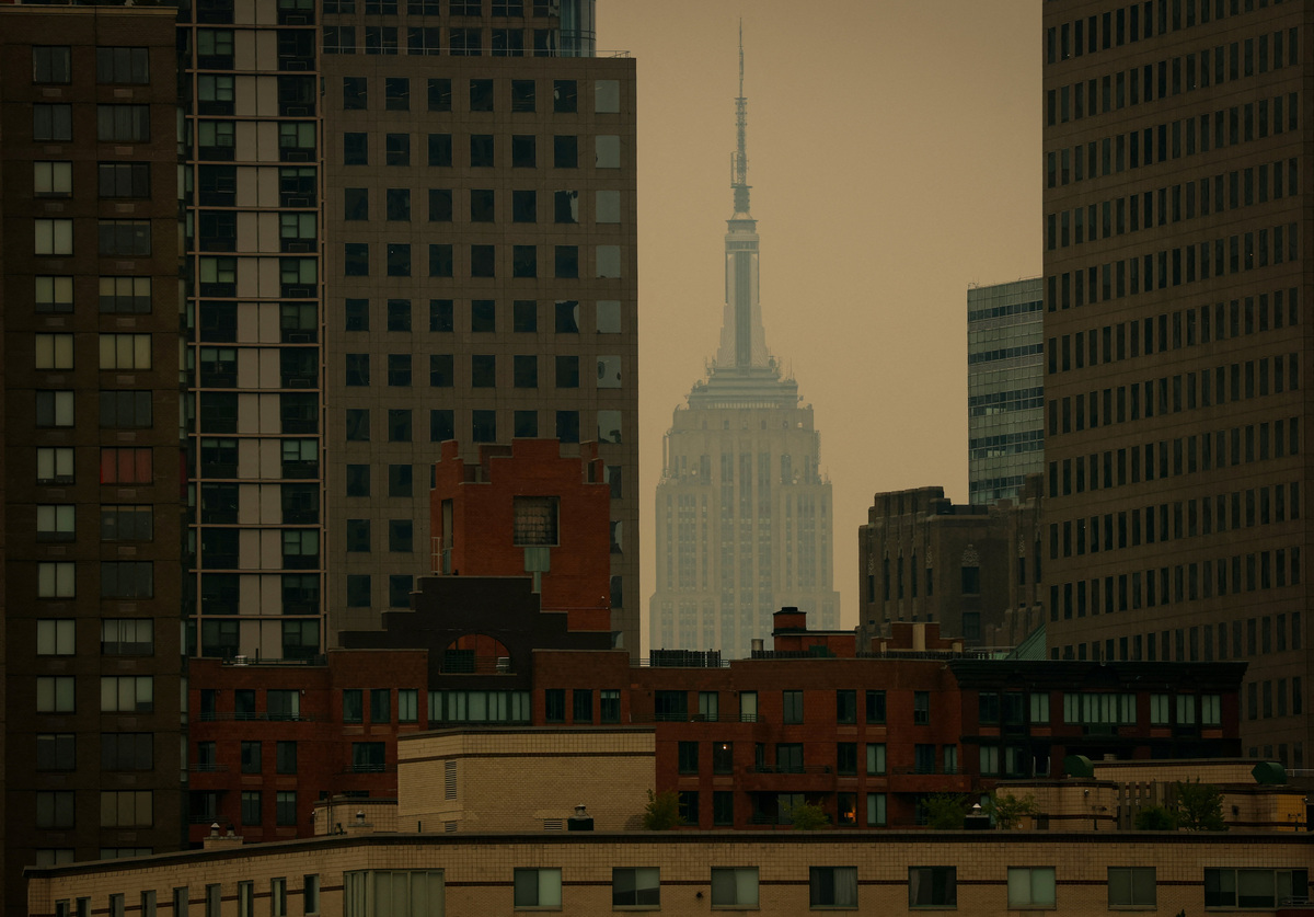 The Empire State Building is seen through a cover of wildfire smoke in New York City U.S., July 16, 2026. REUTERS/Mike Segar