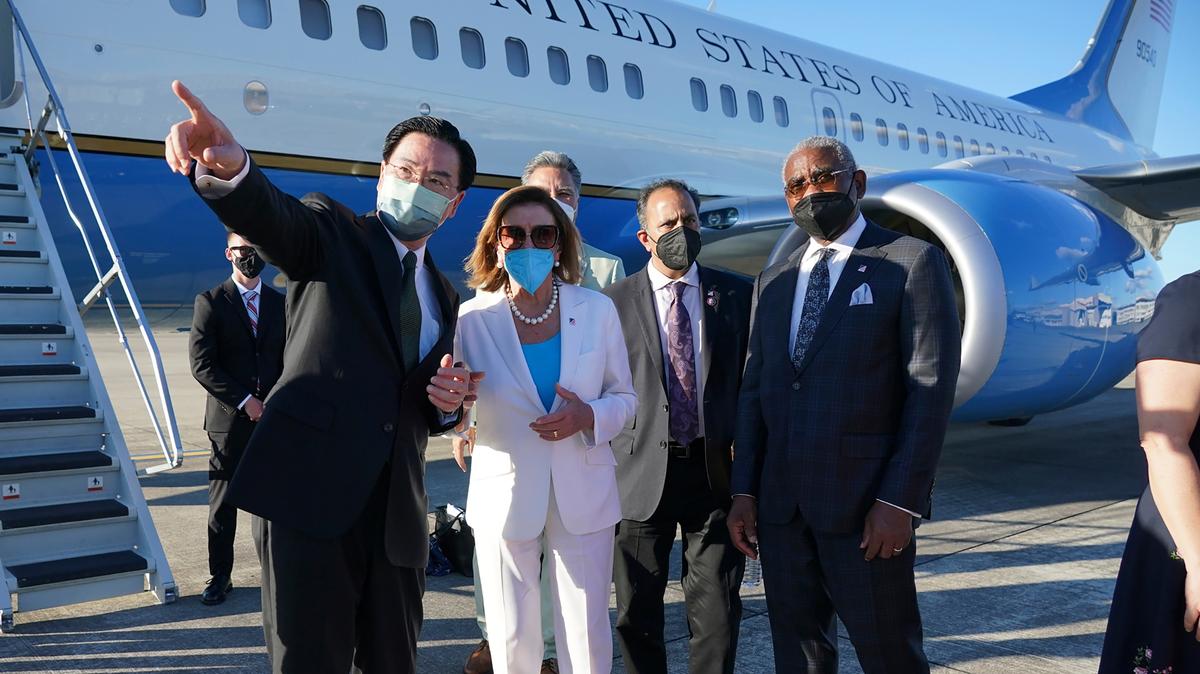 En esta foto publicada por el Ministerio de Relaciones Exteriores de Taiwán, el ministro de Relaciones Exteriores de Taiwán, Joseph Wu, a la izquierda, gesticula mientras habla con la presidenta de la Cámara de Representantes de Estados Unidos, Nancy Pelosi, mientras se prepara para salir de Taipei, Taiwán, el 3 de agosto de 2022.