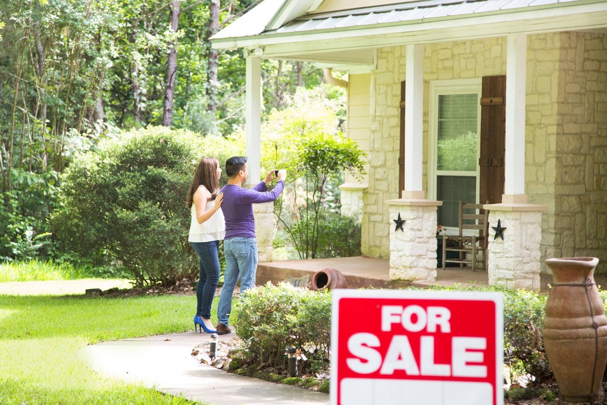  The economy affects whether mortgage rates increase or decrease. 