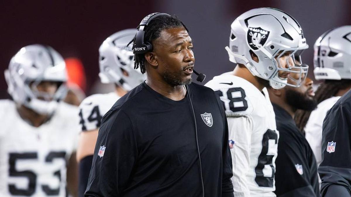  Aug 23, 2025; Glendale, Arizona, USA; Las Vegas Raiders defensive coordinator Patrick Graham against the Arizona Cardinals during a preseason NFL game at State Farm Stadium. Mandatory Credit: Mark J. Rebilas-Imagn Images | Mark J. Rebilas-Imagn Images 