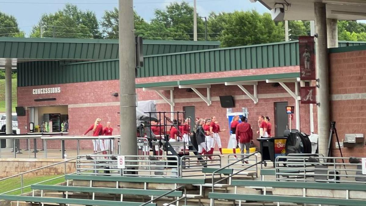  Alabama softball team warming up in the concourses | BamaCentral 