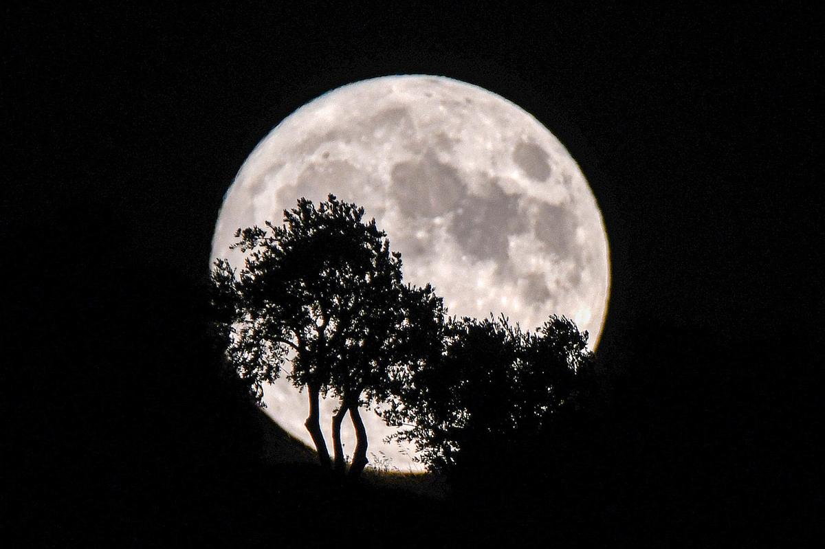 The blue supermoon rises in 2023 in Syria. 