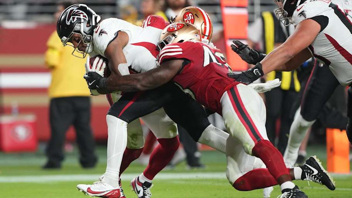  Oct 19, 2025; Santa Clara, California, USA; Atlanta Falcons running back Bijan Robinson (7) scores a touchdown past San Francisco 49ers linebacker Tatum Bethune (48) during the third quarter at Levi's Stadium. Mandatory Credit: Darren Yamashita-Imagn Images | Darren Yamashita-Imagn Images 